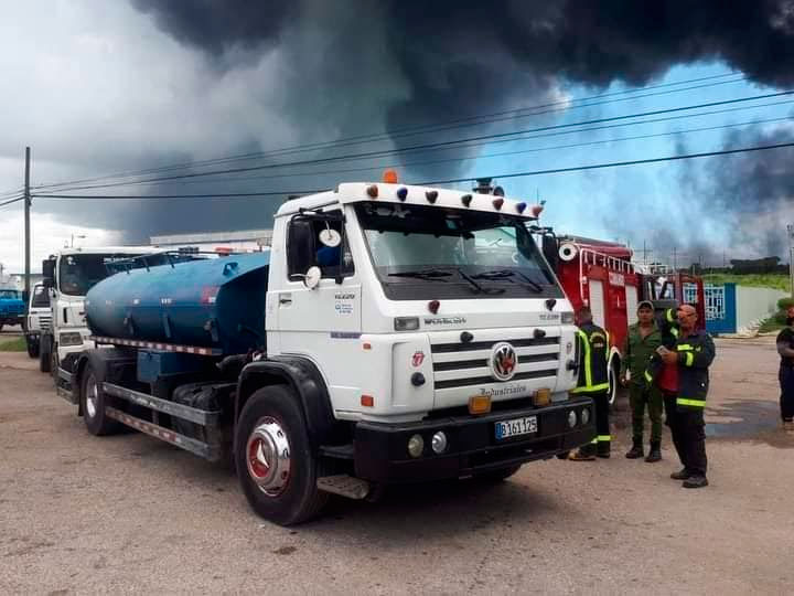 La labor fundamental de los hidráulicos es transportar agua en carros cinteras. Foto: SNTC