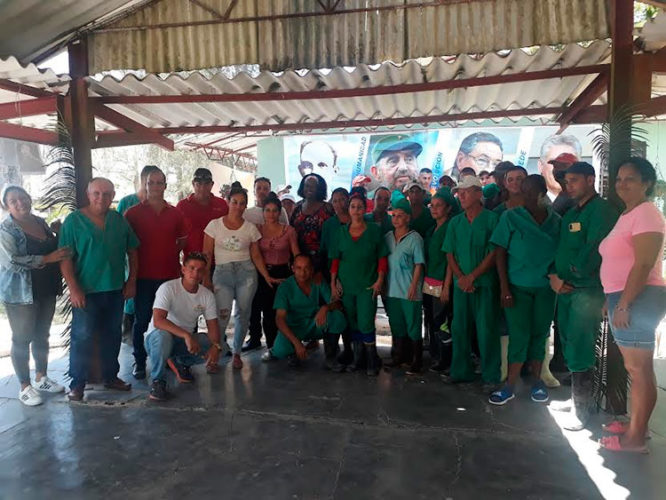 Trabajadores de la Unidad Empresarial de Base (UEB) La Botella, de la Empresa Avícola de Sancti Spíritus apoyaron el llamamiento de CTC y sus sindicatos a votar Sí en el referendo del Código de las Familias. Foto: Yuleiky Obregón Macías