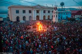 Cientos de santiagueros asistieron a la quema del Diablo en la Fiesta del Fuego.
