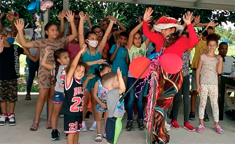 La tía Mary atesora una tradicional labor cultural comunitaria con los niños. Foto: Julio García