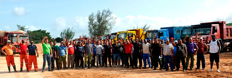 Brigadas de varias empresas constructoras levantaron en tiempo récord y con peligro para sus vidas barreras de contención para evitar derrames de combustible que propagaran el incendio y contaminaran la Bahía. En la foto, camioneros comparten con el secretario general del Sindicato Nacional de Trabajadores de la Construcción. Foto: José Raúl Rodríguez Robleda