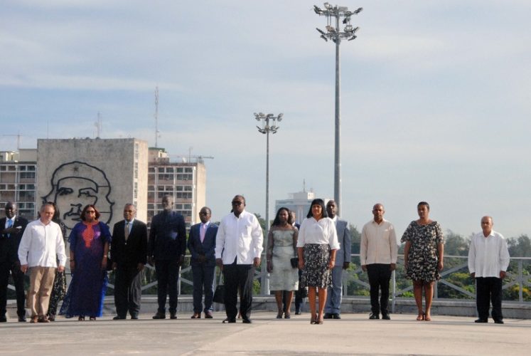 Umaro Sissoco Embaló (C izq.), presidente de la República de Guinea Bissau, y la delegación que le acompaña, junto a Anayansi Rodríguez Camejo (C der.), viceministra cubana de Relaciones Exteriores, rinde honores al Héroe Nacional de Cuba, José Martí, en la Plaza de la Revolución, en La Habana, el 9 de septiembre de 2022. Foto: Luis Jiménez Echevarría/ ACN