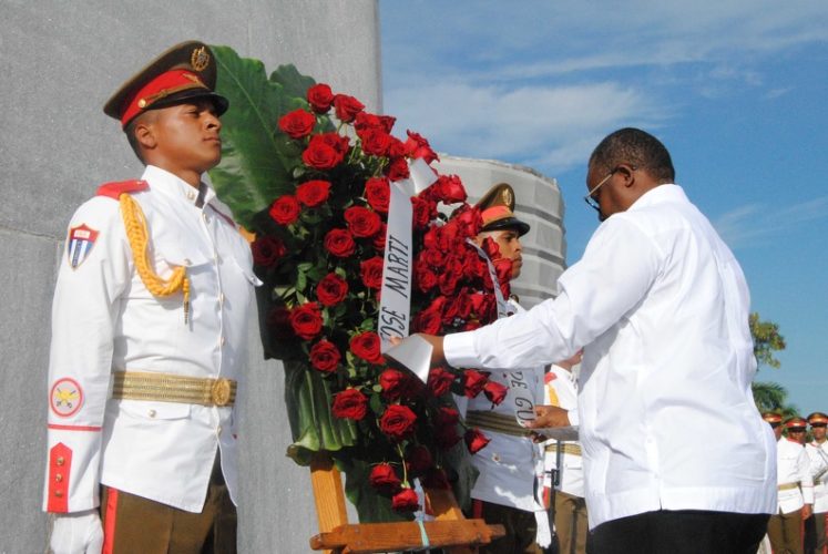 Umaro Sissoco Embaló, presidente de la República de Guinea Bissau, deposita una ofrenda floral al Héroe Nacional de Cuba, José Martí, en la Plaza de la Revolución, en La Habana, el 9 de septiembre de 2022. Foto: Luis Jiménez Echevarría/ ACN