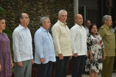Asiste Díaz-Canel a condecoraciones por aniversario de los CDR