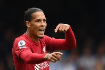 Van Dijk elige a su sucesor: «A su edad yo no era tan bueno. Únicamente tiene 21 años… Solo puedo alabarlo. Su potencial es altísimo, de eso estoy seguro», dijo, refiriéndose a Jurrien Timber, joven  defensor del Ajax.