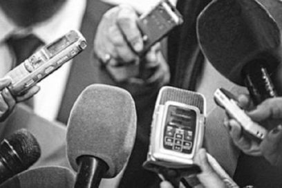 Felicitan autoridades cubanas a periodistas en su día