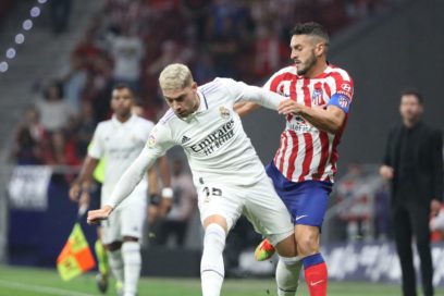 Real Madrid sigue líder: El conjunto blanco derrotó hoy 2-1 al Atlético de Madrid en su vista al Wanda Metropolitano. Rodrygo abrió la cuenta y Valverde amplió la ventaja. En la seguna parte, Hermoso descontó cerca del final, pero no fue suficiente.