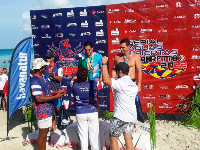 La delegada del Ministerio de Turismo en Matanzas, Ivis Fernandez Peña y Luis Mario Villareal, director general de la marca Gran Retto, premian a los ganadores en los mil 500 metros. Foto: Noryis