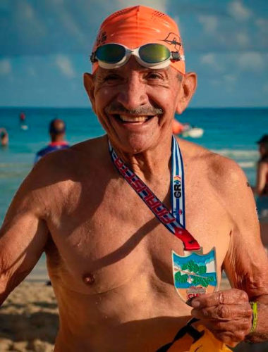 Carlos Arciniegas, colombiano de 80 años radicado en Cuba, agradece la oportunidad de participar en Aguas Abiertas. Foto: Gran Retto