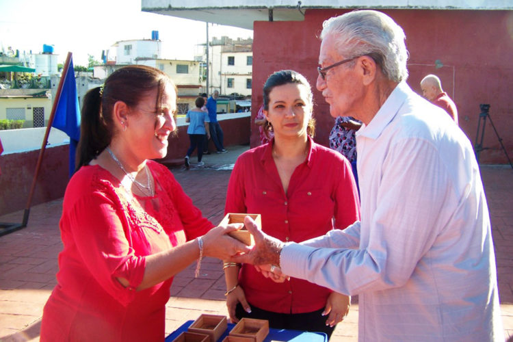 Marydé Fernández López, primera secretaria del PCC en la provincia de Cienfuegos, entregó el Sello a un grupo e personalidades homenajeadas. Foto: Efraín Cedeño