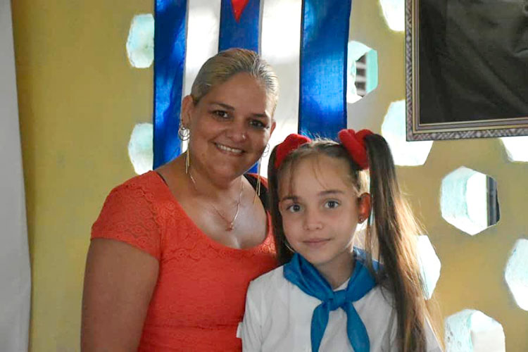 Yosdaisy ve en el Código el futuro que quiere para su hija Shamira, por eso ambas desde temprano fueron a apoyar el proceso. Foto: Alejandro Rodríguez Leiva