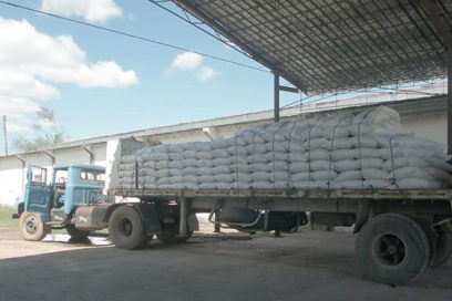 Trabajadores de comercio y gastronomía se levantan tras paso de Ian