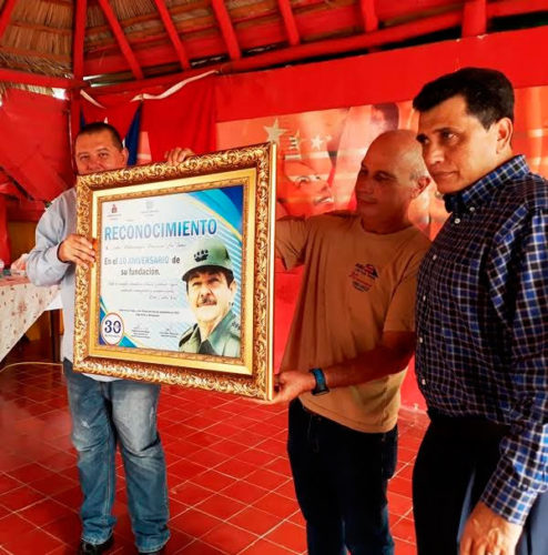 Manuel Pérez Gallego, miembro del Comité Central del Partido y su primer secretario en Las Tunas, (extremo derecho) y el diputado Jaime Chiang Vega, gobernador de la provincia entregan reconocimiento a Eberto Estrada Sao, director del Centro. Foto: Jorge Pérez Cruz