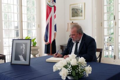 Firma Marrero Cruz libro de condolencias por muerte de Isabel II