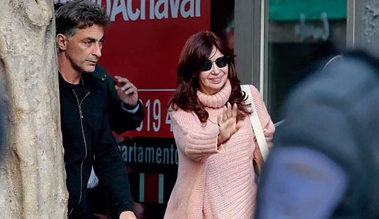 La vicepresidenta Cristina Fernández de Kirchner al salir de su departamento en Buenos Aires. Foto: Ignacio Sánchez/ La Nacións