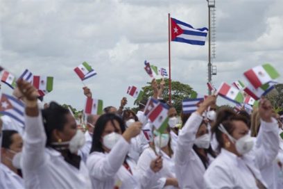 México anunció que seguirá contratando a médicos cubanos