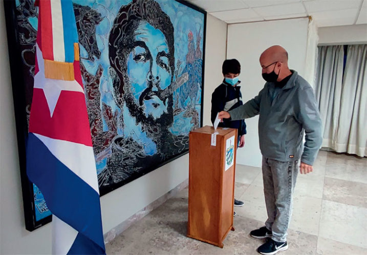 El personal diplomático y los colaboradores cubanos en el exterior ejercieron el voto en el Referendo Popular por el Código de las Familias. La foto corresponde a la embajada de Cuba en México. Foto: Tomada del perfil de Facebook de la embajada