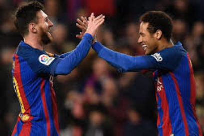 Messi: “Con Neymar nos conocemos de memoria. Me hubiera gustado jugar más tiempo con él en el Barça. Y luego la vida nos permitió reencontrarnos en París. Estoy encantado de estar a su lado”.