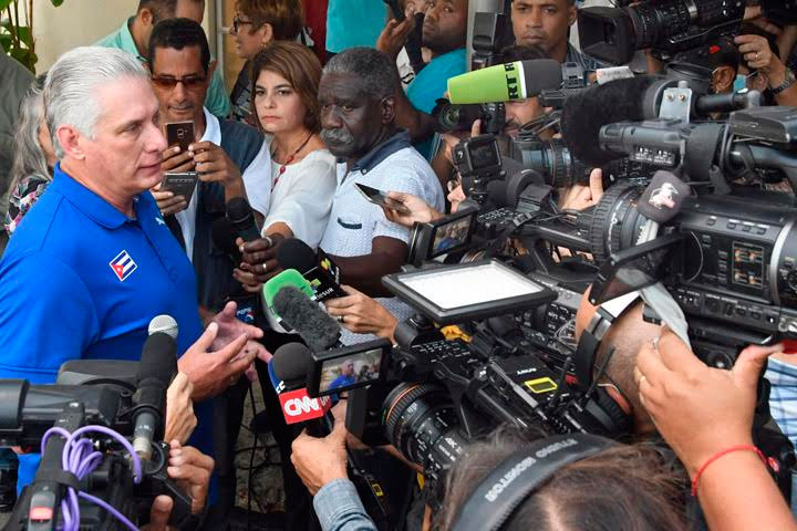 El presidente de la República de Cuba, Miguel Díaz-Canel Bermúdez, ofrece declaraciones a la prensa en el colegio 3 de la circunscripción 57, en el municipio Playa, donde ejerció su derecho al voto en el referendo popular del Código de las Familias. Foto: Joaquín Hernández Mena