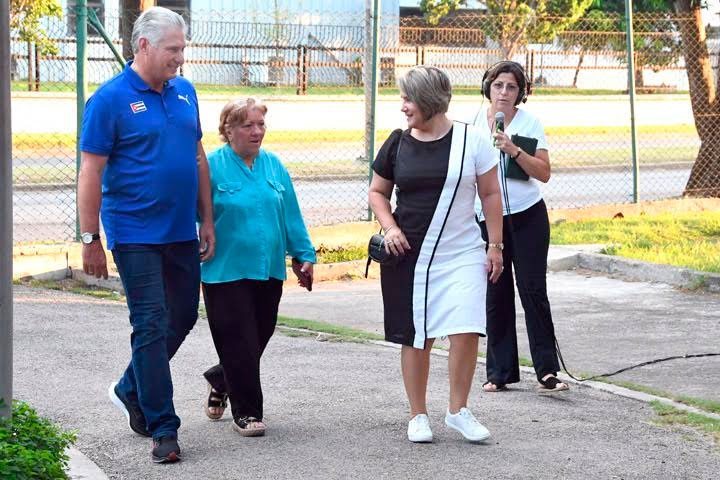 El presidente de la República de Cuba, Miguel Díaz-Canel Bermúdez y su esposa Lis Cuesta llegaron a las 7:48 de la mañana al colegio 3 de la circunscripción 57, en el municipio Playa, donde ejerció su derecho al voto en el referendo popular del Código de las Familias. Foto: Joaquín Hernández Mena