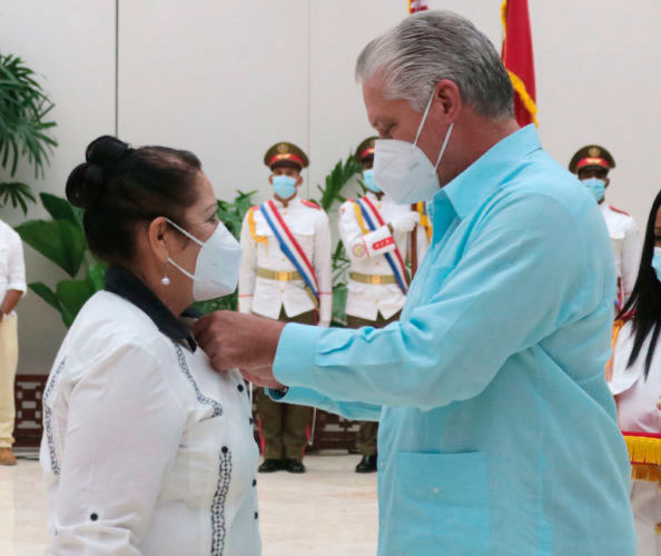 El Presidente cubano coloca la estrella dorada en el pecho de Elvira. Foto: Heriberto González Brito