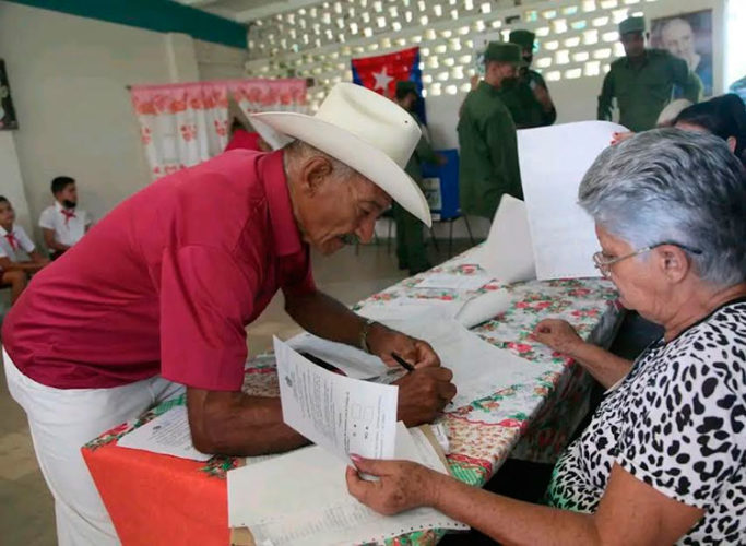El Héroe del Trabajo de la República de Cuba, Abundio Sánchez Varona, ejerció su derecho al voto en el Cacahual, comunidad del plan turquino espirituano. Foto: Oscar Alfonso Sosa