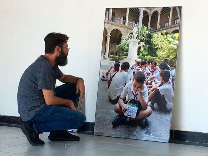 En la galería de la Biblioteca Pública Rubén Martínez Villena se expone Leal y su aventura de crecer, con fotos de Néstor Martí. La muestra recoge la interacción de Leal con los niños y su presencia permanente en los proyectos sociales. La exposición es un homenaje al infante que siempre vivió en Leal y a los niños que se mantienen interactuando con el Centro Histórico. Foto: Néstor Martí