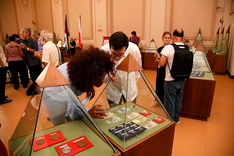 El Museo Numismático, cuya colección está considerada un verdadero tesoro, presenta la exposición Polonia Numismática: cultura e historia, que celebra las relaciones culturales entre Cuba y Polonia. Fue organizada de manera conjunta con la Embajada de ese país en Cuba. Integran la muestra más de 150 piezas, destacan acuñaciones conmemorativas fundidas en oro nórdico (aleación de cobre, aluminio, zinc y estaño), dedicadas a personalidades como Frédéric Chopin, María Curie y el Papa Juan Pablo II, entre otras. Foto: Néstor Martí