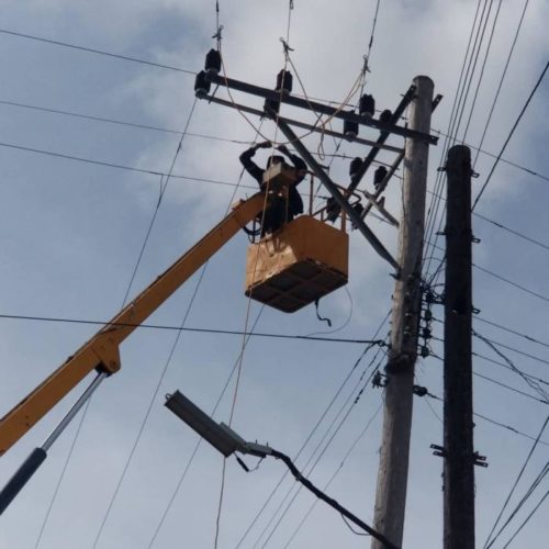 Recuperación de las líneas eléctricas afectadas por el huracán Ian Foto: Union Eléctrica.cu