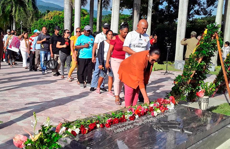 El pueblo de Tercer Frente peregrinó hasta llegar al Mausoleo para rendirle honores al héroe amado. Foto: Tomada de Twitter