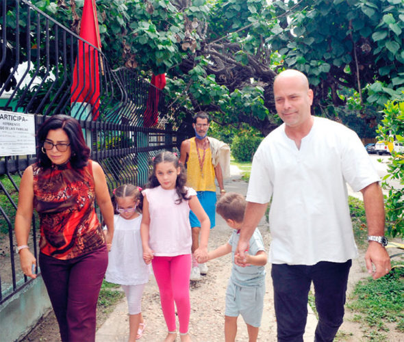 El Héroe de la República de Cuba y coordinador nacional de los CDR, Gerardo Hernández Nordelo, acudió al colegio electoral en familia. Foto: José Raúl Rodríguez Robleda