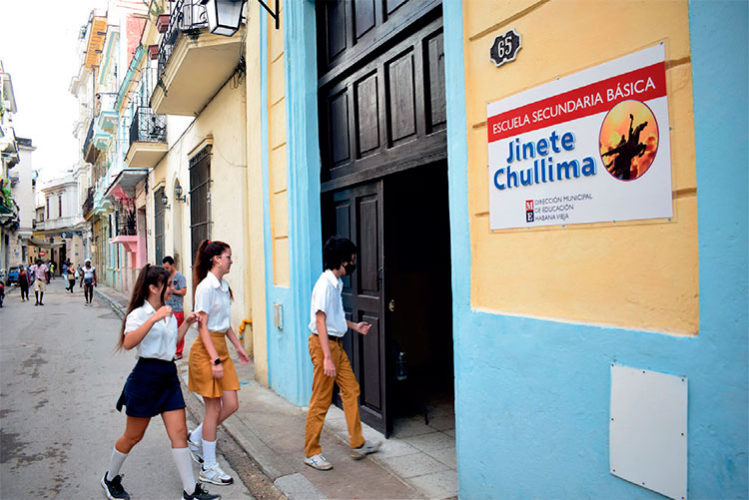 La reinauguración de la escuela secundaria básica Jinete Chullima ha sido un regalo para quienes residen en el Consejo Popular Catedral, en La Habana Vieja. Foto: Agustín Borrego