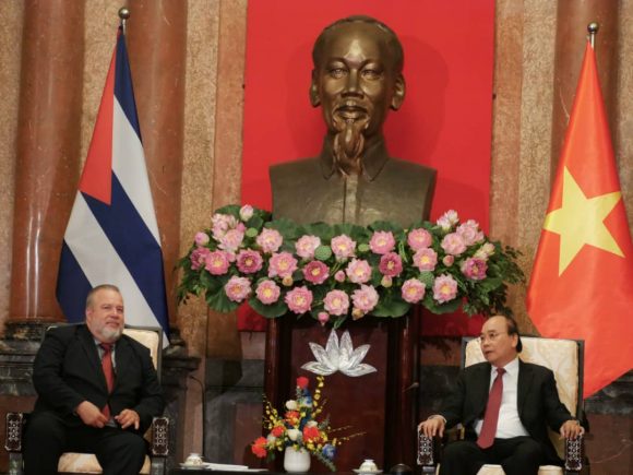 Presidente de Vietnam recibe a primer ministro cubano. Foto: Twitter/ @PresidenciaCuba.