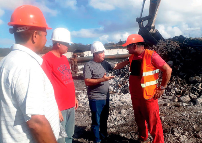 Acompañado de Rafael y Sergio, Misael dialoga con Lázaro, operario vanguardia del movimiento emulativo-productivo Multiplicados por la Victoria. Foto: Noryis