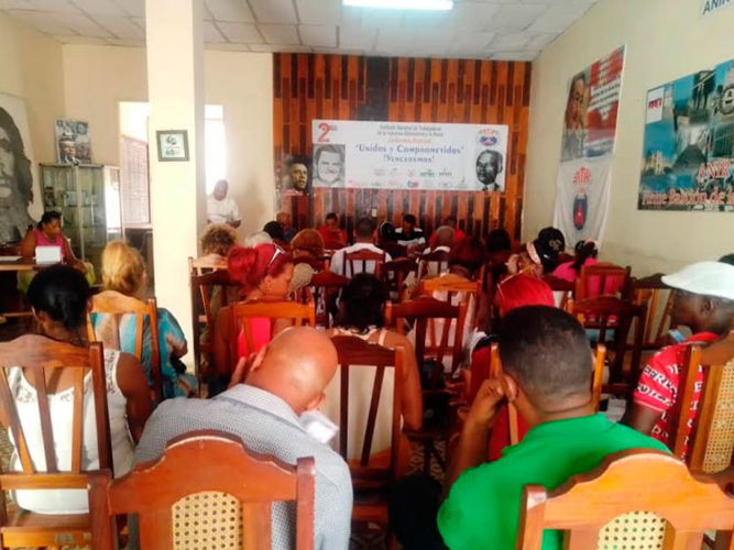 Los delegados a la Segunda Conferencia del STAP en el municipio de Santiago de Cuba se pronunciaron por recontextualizar y fortalecer la labor sindical en medio de las compleja situación que vive el país. Foto: Betty Beatón Ruiz
