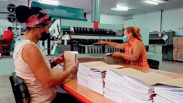 La unidad empresarial de base Producciones Gráficas Las Tunas confeccionó 330 mil 400 libretas escolares asignadas a esta primera etapa. Foto: Tomada de ACN