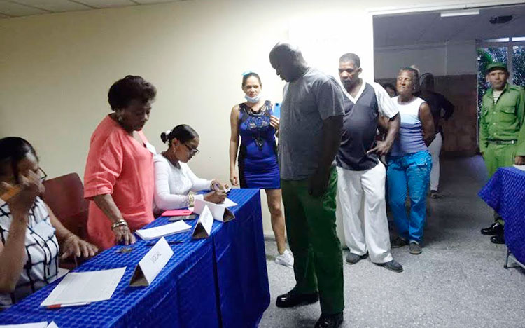 El colegio especial número cuatro, ubicado en el hospital Abel Santamaría Cuadrado, facilita a trabajadores de la salud, pacientes y acompañantes la participación en el referendo popular del Código de las Familias. Foto: Yolanda Molina