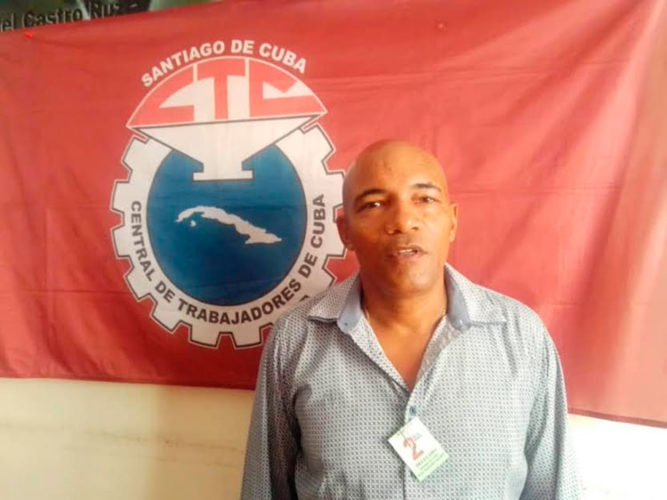 La propuesta de la valija para apoyar a los damnificados de Ian salió de Rigoberto Fuentes Mendoza, primer delegado directo a la Conferencia Nacional del STAP electo en el país y secretario general del Buró Sindical en la corporación Cuba Ron. Foto: Betty Beatón Ruiz