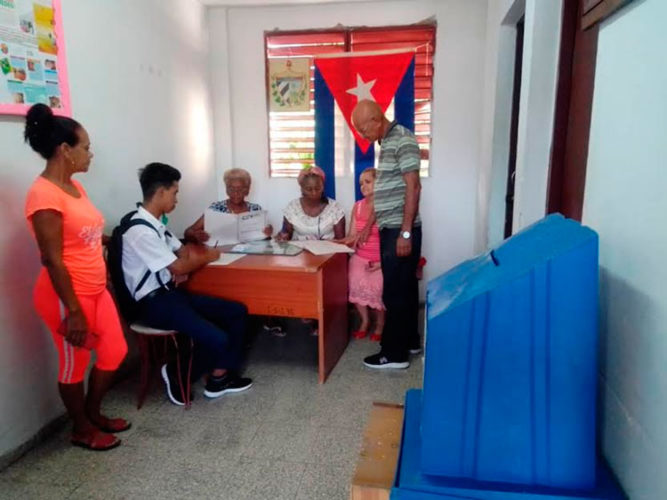 Como en el Colegio 2 de la Circunscripción 89, Zona 66 del Consejo Popular Altamira, la prueba dinámica fue ocasión propicia para repasar cuestiones vinculadas al Código y al referendo. Foto: Betty Beatón Ruiz