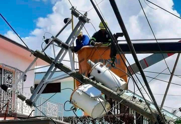 Los trabajadores avileños del sector eléctrico: Un colectivo de tradición heroica en tiempo de huracanes brindando ayuda en La Habana. Foto: Tomada del perfil de Facebook de Elec Ciego de Ávila