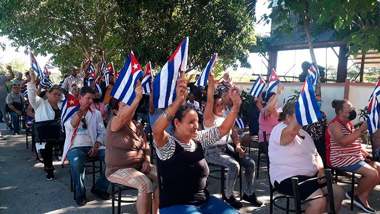 Los trabajadores de la Torrefactora holguinera respaldan el proyecto del nuevo Código de las Familias. Foto: Lianne Fonseca