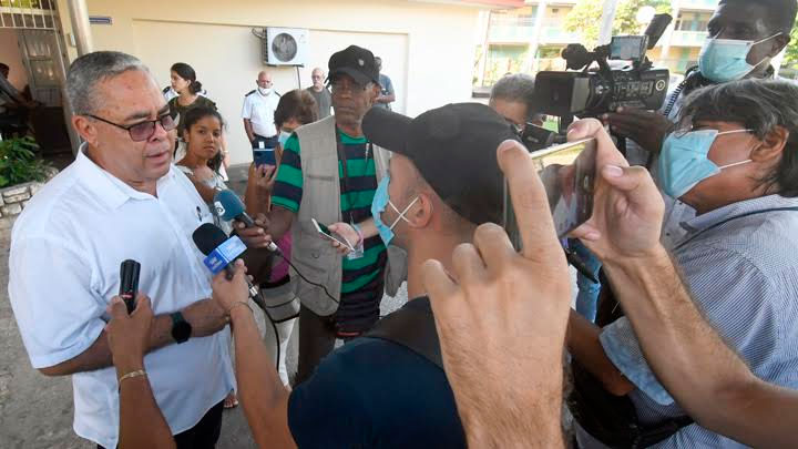 Luis Antonio Torres Iríbar, primer secretario del Comité Provincial del Partido en La Habana, ofrece declaraciones a la prensa, en el colegio 3 de la circunscripción 57, en el municipio Playa, donde ejerció su derecho al voto en el referendo popular del Código de las Familias. Foto: Joaquín Hernández Mena