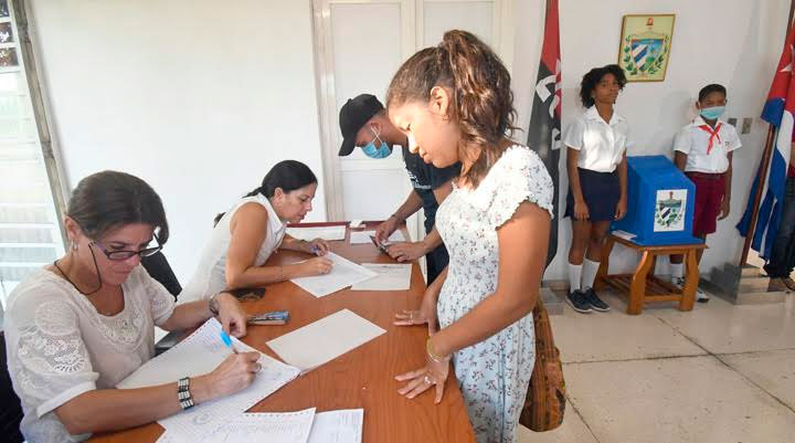 Vecinos notificando su asistencia en el colegio 3 de la circunscripción 57, en el municipio Playa, donde ejercieron su derecho al voto en el referendo popular del Código de las Familias. Foto: Joaquín Hernández Mena