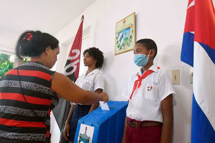 Vecinos ejerciendo su derecho al voto en el en el colegio 3 de la circunscripción 57, en el municipio Playa. Foto: Joaquín Hernández Mena