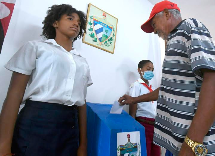 Vecinos ejerciendo su derecho al voto en el en el colegio 3 de la circunscripción 57, en el municipio Playa. Foto: Joaquín Hernández Mena