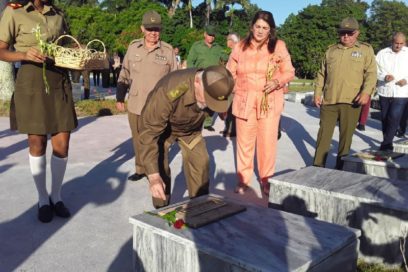 Preside Ramiro Valdés inhumación de restos de combatientes (+Fotos)