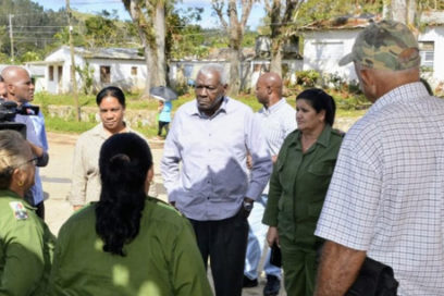 Visita Esteban Lazo zonas afectadas por huracán Ian en Artemisa