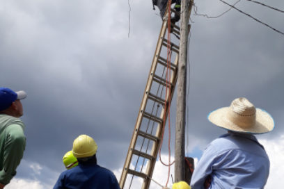 No querían irse, querían trabajar hasta ver una bombilla encendida
