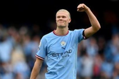 El Daily Mail asegura que el delantero Erling Haaland, además de su importante salario, tiene incluido en su contrato con el Manchester City un bonus por gol anotado, que se traduce en unos ingresos que rondan el millón de euros semanal.