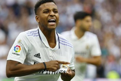 Con goles de Benzema, Fede Valverde y Rodrygo de penalti, el Real Madrid derrotó 3-1 al FC Barcelona en el clásico del fútbol español. Ferrán Torres descontó por él equipo catalán. De esta forma el Madrid retomó el liderato.